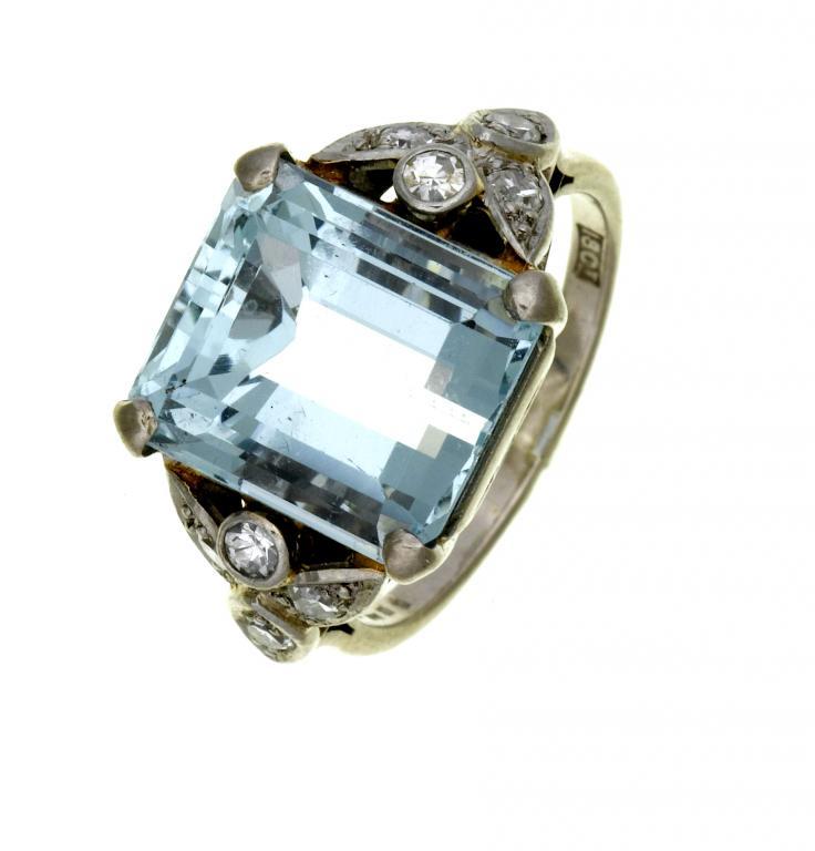 AN AQUAMARINE AND DIAMOND RING
the