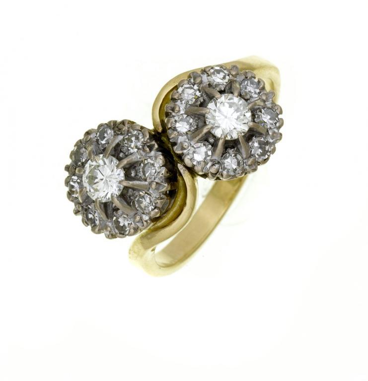 A DIAMOND CLUSTER CROSSOVER RING gold 1096b1