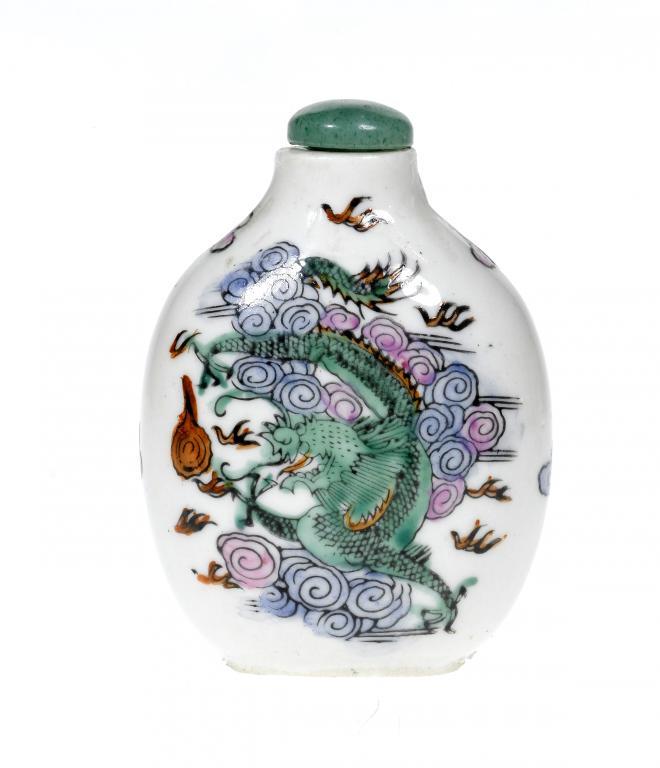 A CHINESE PORCELAIN SNUFF BOTTLE