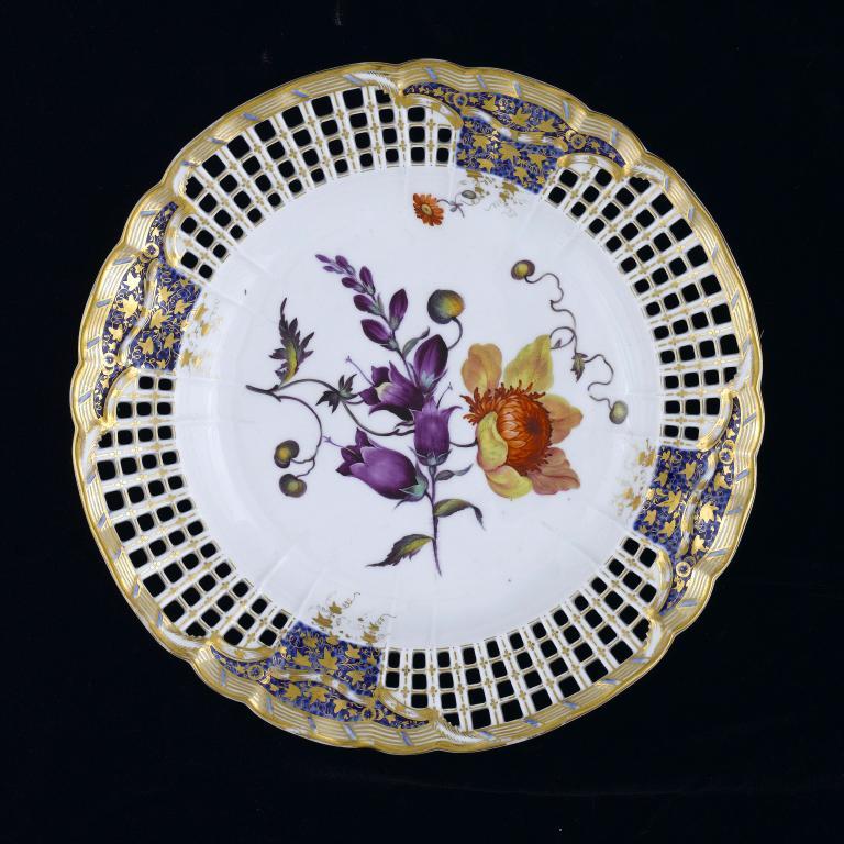 A DERBY RETICULATED PLATE 
painted