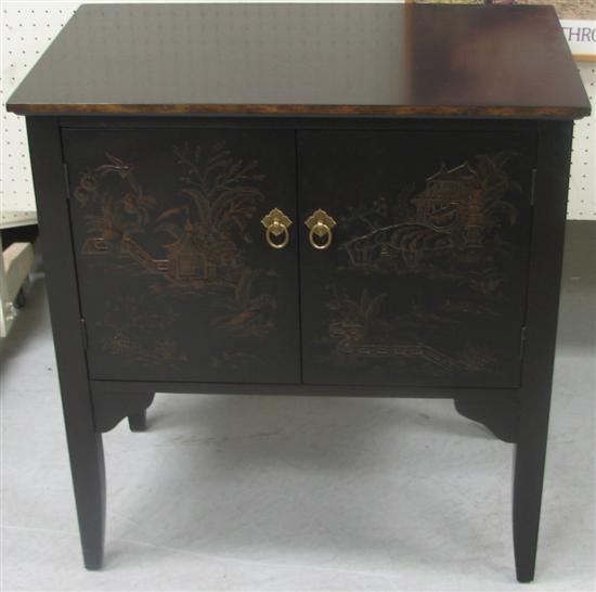 Chinoiserie decorated two door 109a0c