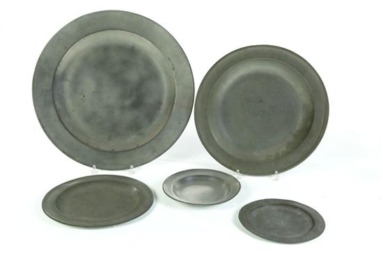 FIVE PEWTER CHARGERS AND PLATES.