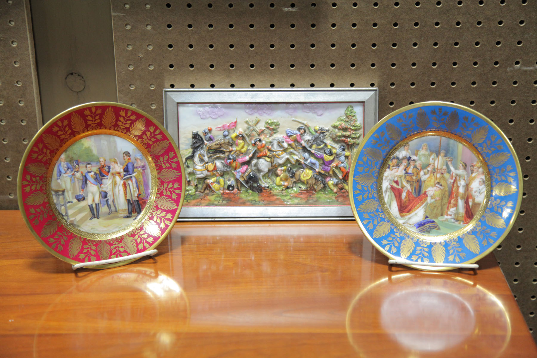 TWO PLATES AND A FRAMED PLAQUE 10c186