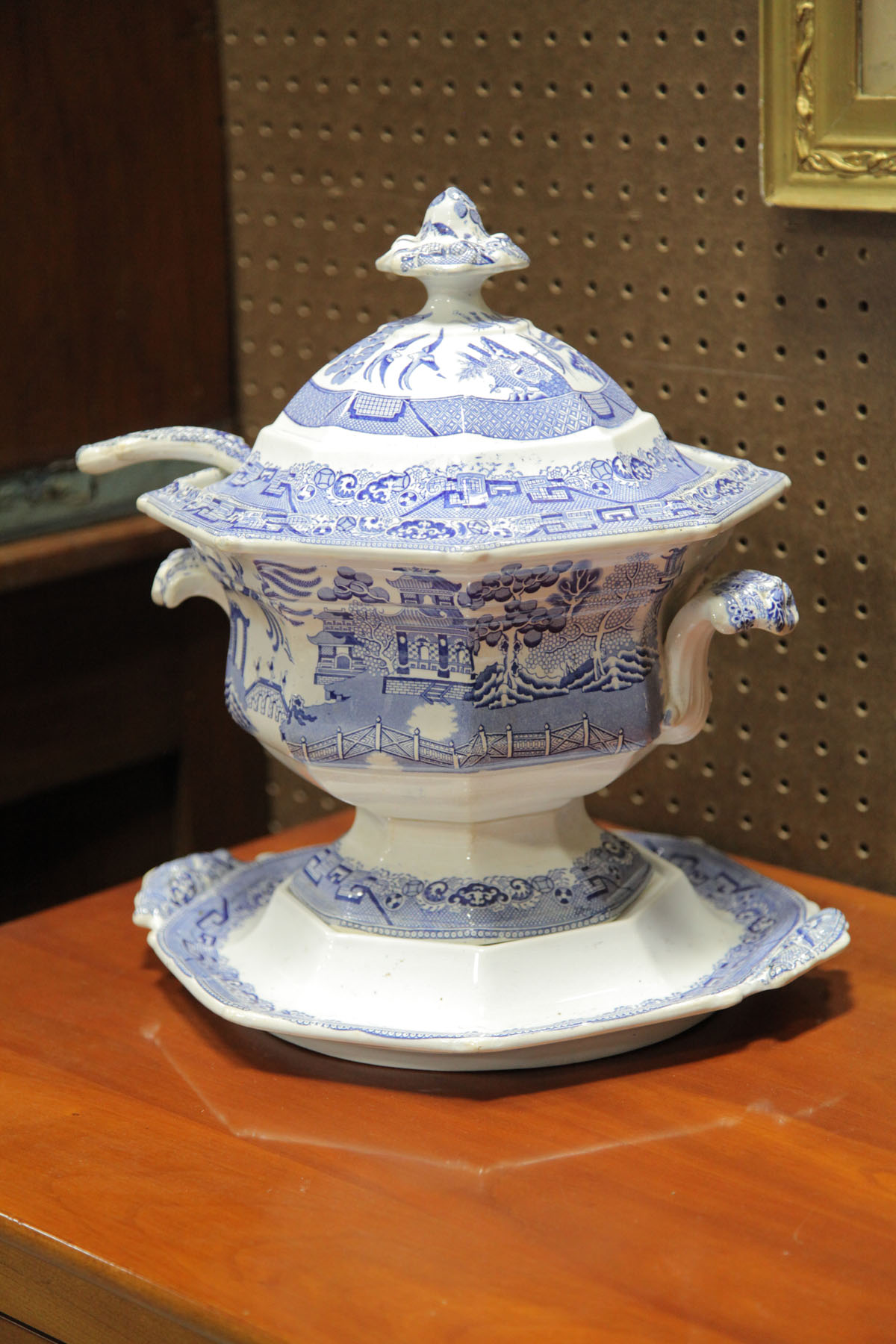 BLUE WILLOW SOUP TUREEN AND UNDERPLATE  10c181