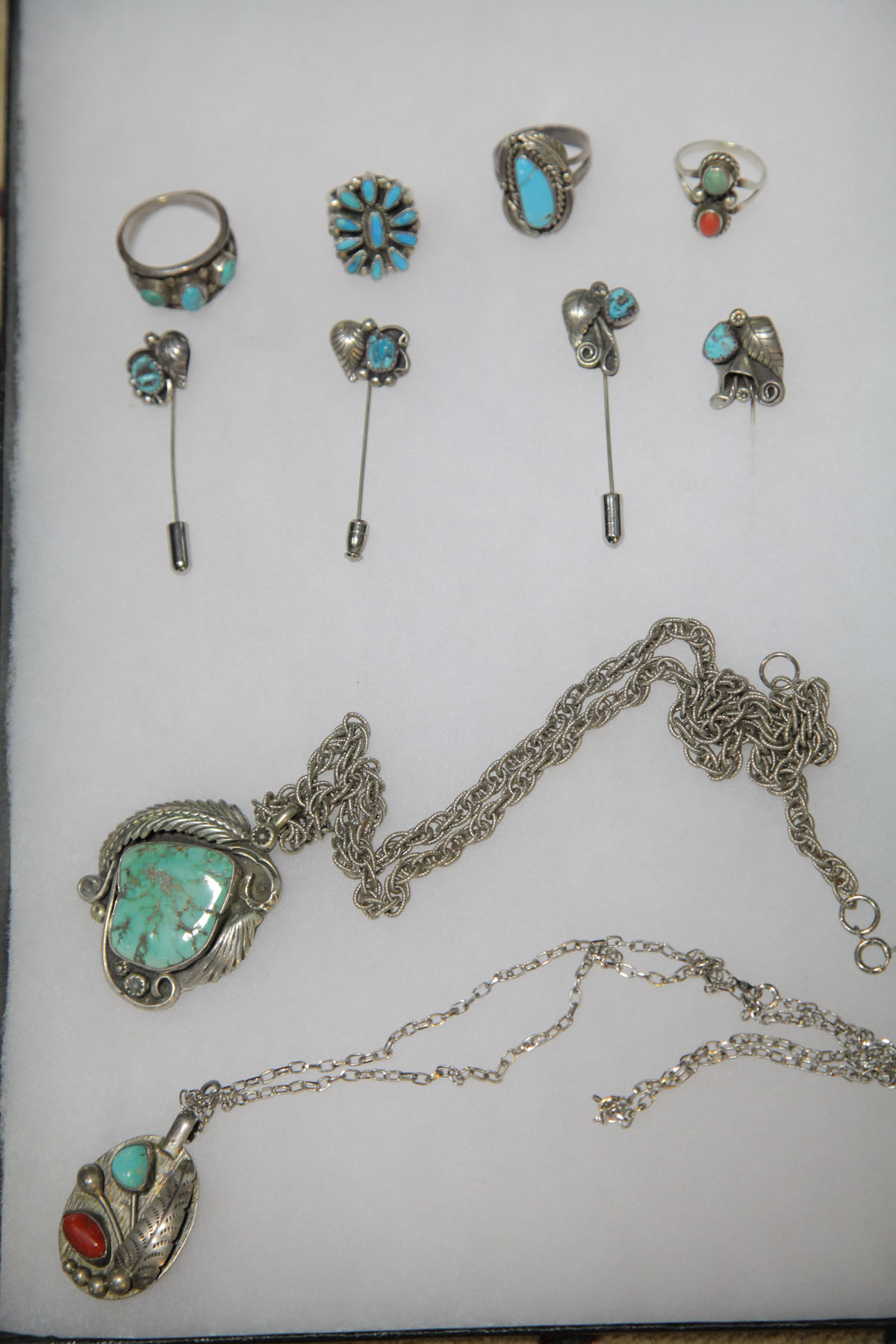 GROUP OF NATIVE AMERICAN JEWELRY.