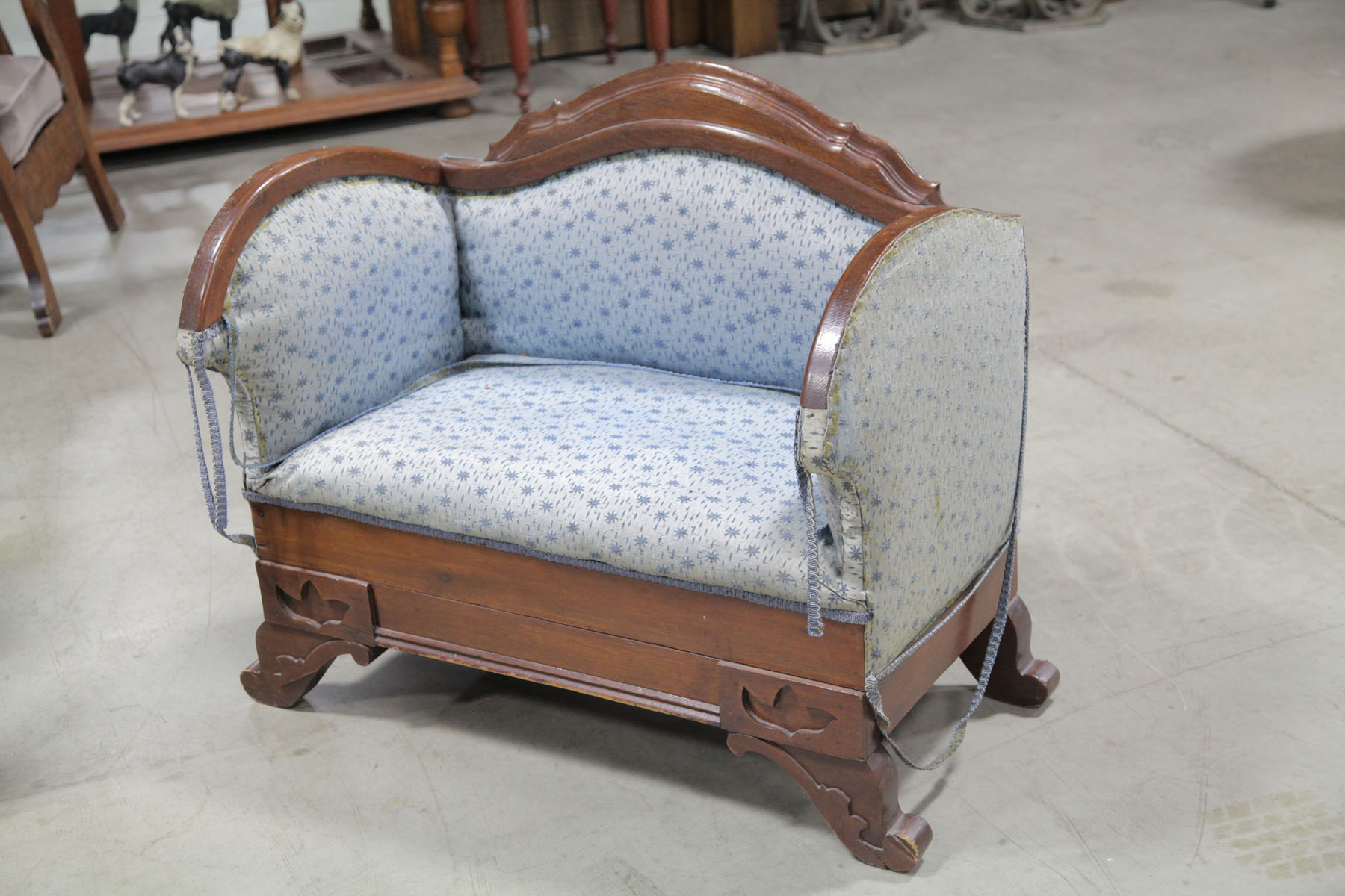 CHILDS SETTEE.  American  early 20th