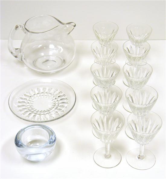 Thirteen pieces of assorted glassware 10c4fc