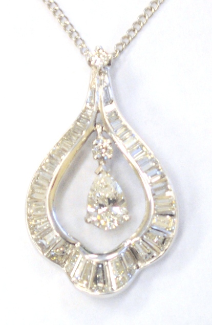 JEWELRY: Diamond pendant and chain