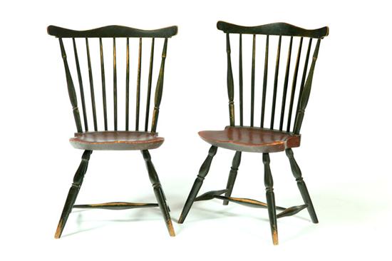 PAIR OF FAN-BACK WINDSOR SIDE CHAIRS.