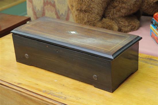 MUSIC BOX. Cylinder box in a mahogany