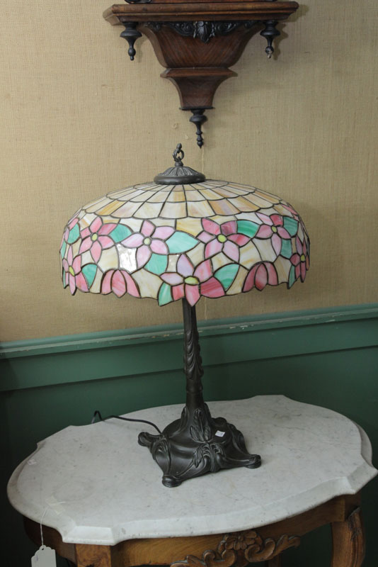 TABLE LAMP. Foliate molded base having