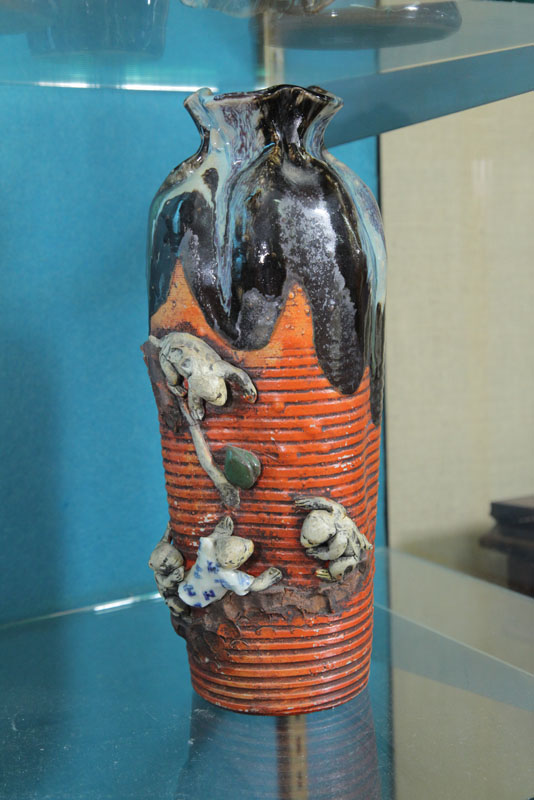 JAPANESE SUMIDA POTTERY VASE. Having