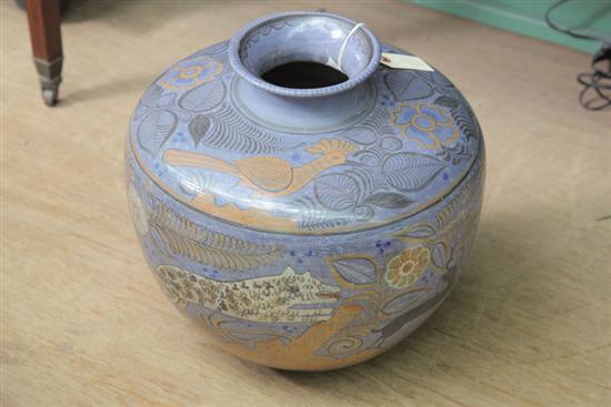 LARGE DECORATED URN. Having painted