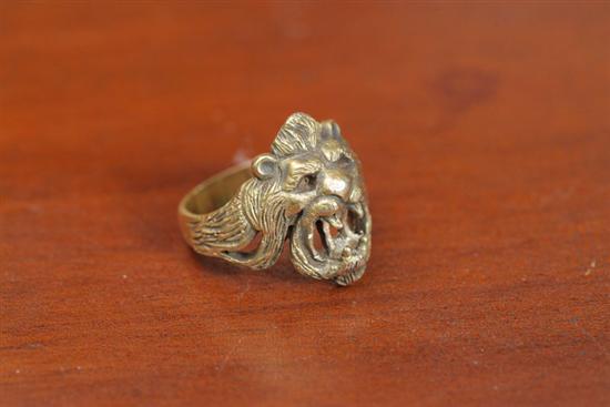 14K MENS GOLD RING. In the form of