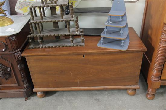 BLANKET CHEST. Walnut dovetailed