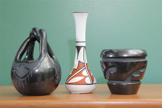 THREE AMERICAN INDIAN POTTERY PIECES  10ade1