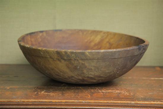 TURNED BOWL. Early 20th century
