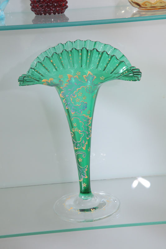 VICTORIAN GLASS VASE Unattributed  10e4c2