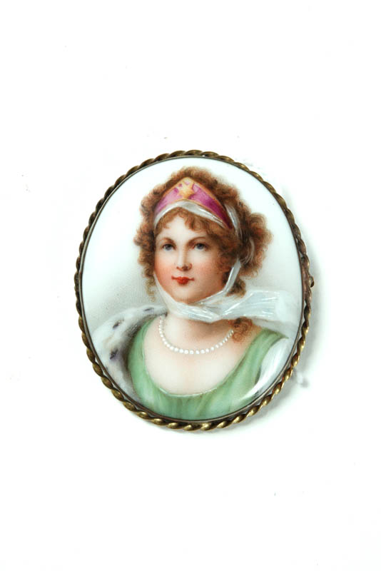 PORCELAIN BROOCH. Late 19th-early