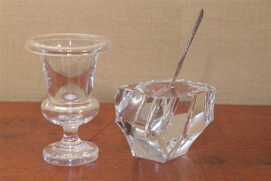 TWO PIECES OF STEUBEN CRYSTAL  10e547