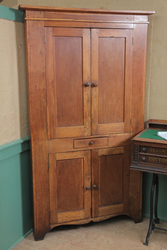 ONE PIECE CORNER CUPBOARD Pine 10e557