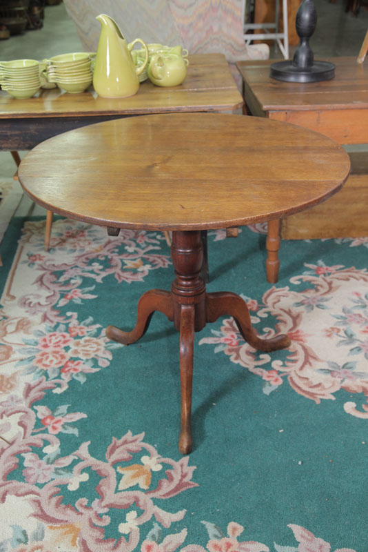 TILT-TOP TABLE. Oak with a turned