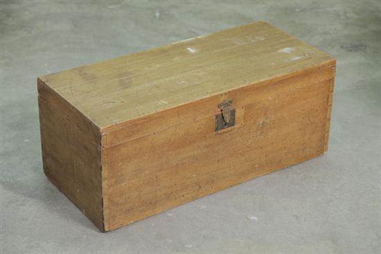 SMALL TRUNK. Pine with a flat top