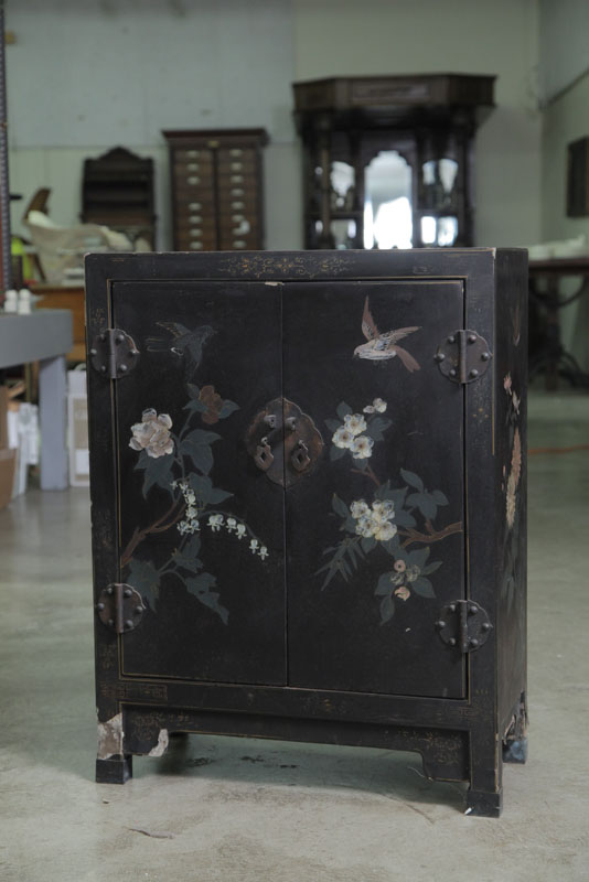PAIR OF ORIENTAL CABINETS Black 10e5a7