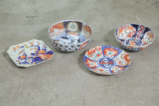 FOUR PIECES OF IMARI Two bowls 10e5a2