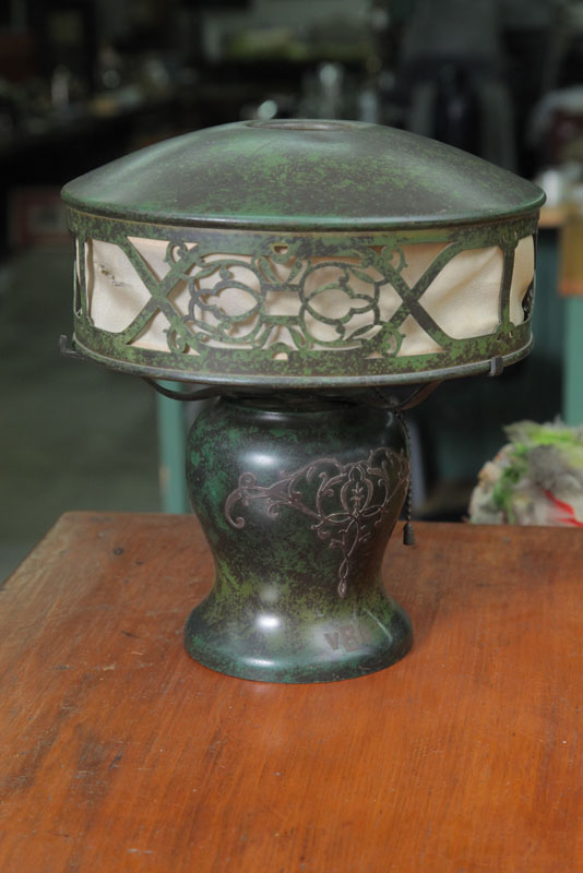 SMALL METAL TABLE LAMP Green patina 10e5c9