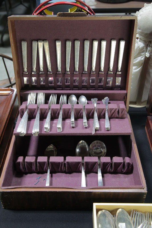 SET OF STERLING SILVER FLATWARE.