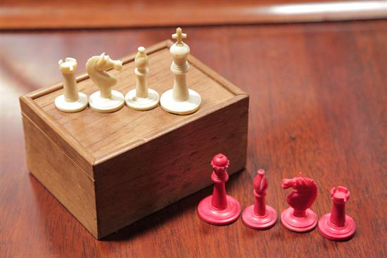 BOX OF IVORY CHESS FIGURES Sixteen 1103cc