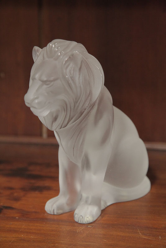 LALIQUE LION Frosted glass seated 1103de