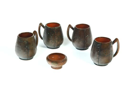 FIVE PIECES OF CLEWELL POTTERY  11155e