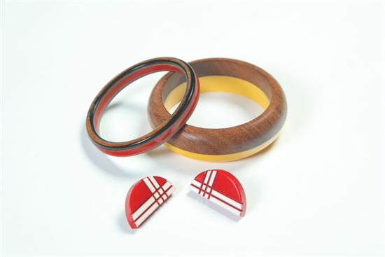 THREE PIECES OF BAKELITE JEWELRY  1115d1