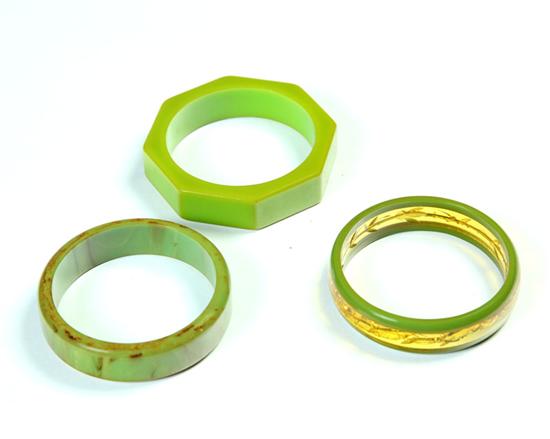 THREE EARLY PLASTIC BANGLE BRACELETS  1115f6