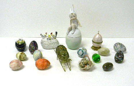 Seventeen decorative eggs  assortment