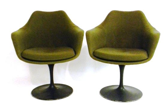 Two black Eero Saarinen armchairs 10fee5