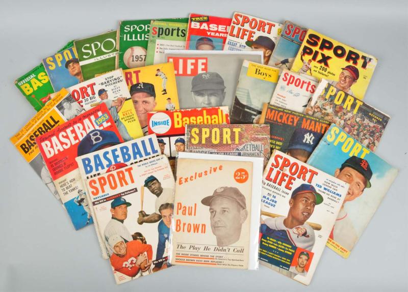 Lot of 25 Baseball Magazines  112ebb