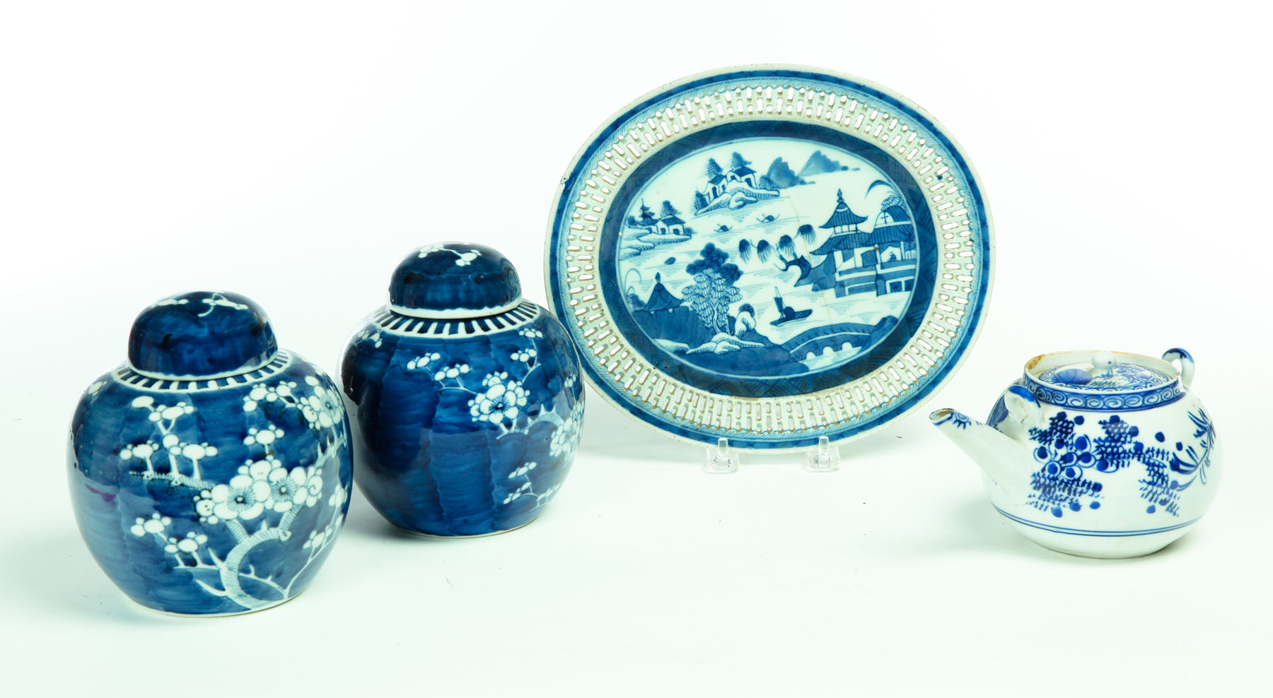 FOUR BLUE AND WHITE CERAMIC PIECES  11368f