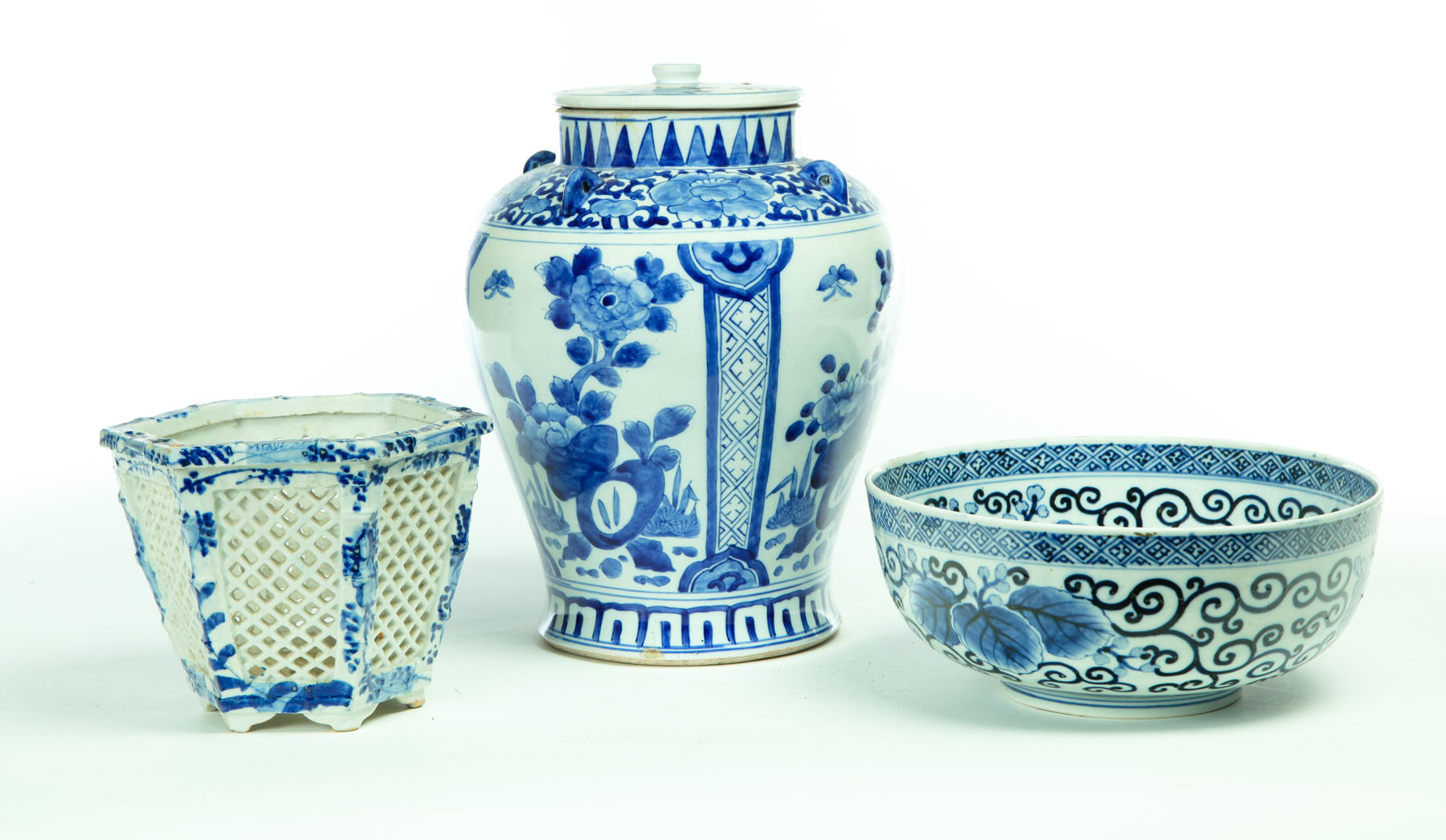 THREE BLUE AND WHITE CERAMIC PIECES  113829