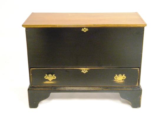 Lift top blanket chest with single