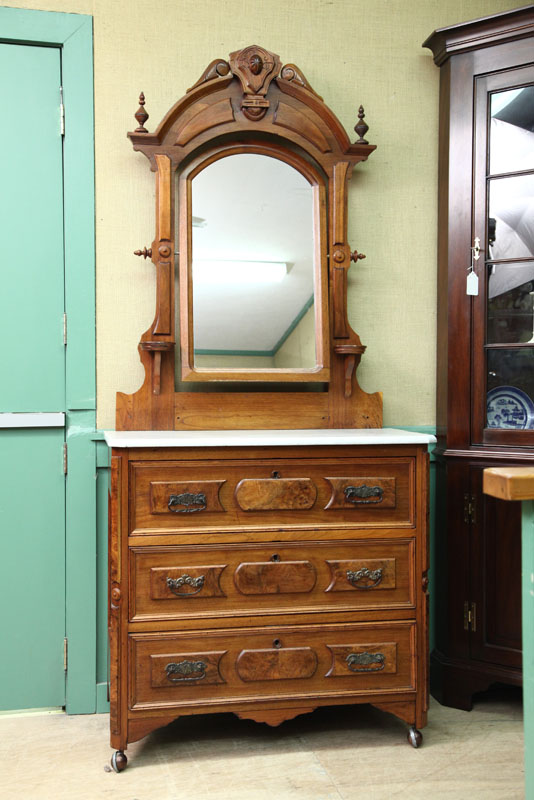 VICTORIAN CHEST OF DRAWERS WITH