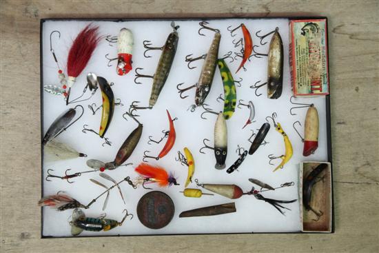 LARGE GROUP OF VINTAGE FISHING LURES.