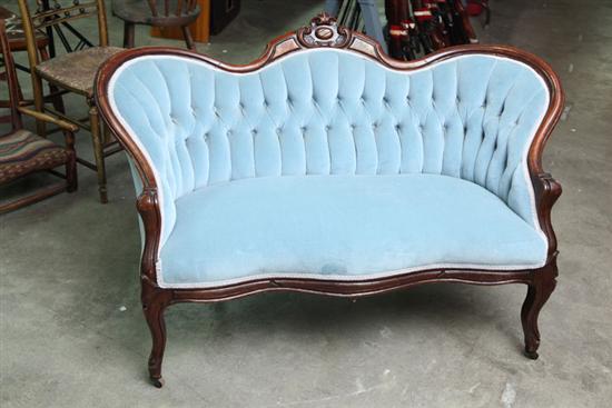 VICTORIAN SETTEE Walnut with a 111d0b