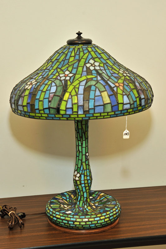 REPRODUCTION LEADED GLASS TABLE LAMP.