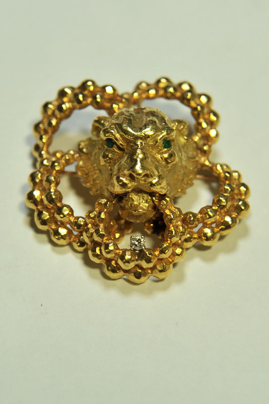 BROOCH WITH DIAMOND. Gold brooch