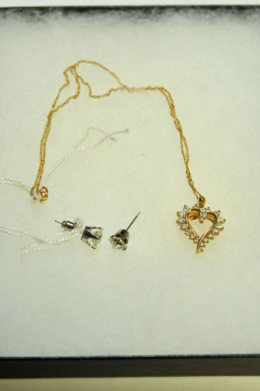 TWO PIECES OF JEWELRY A gold necklace 114eed