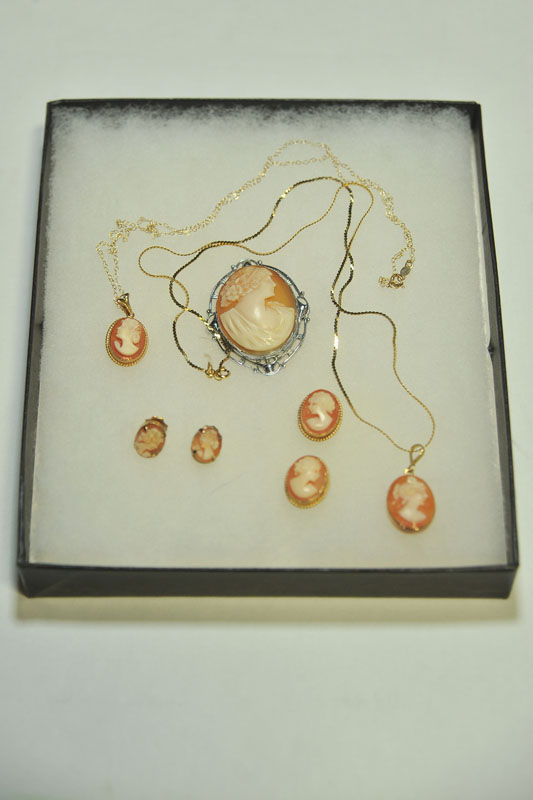 FIVE CAMEO PIECES Two necklaces 114f34