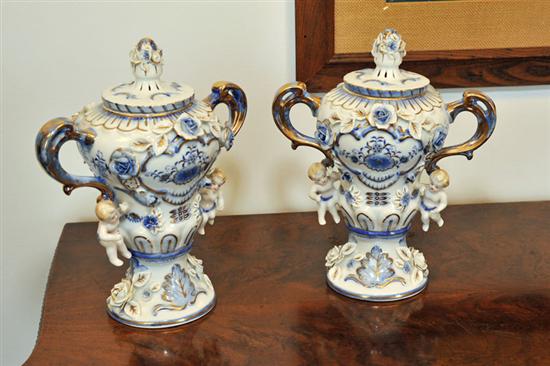 PAIR OF PORCELAIN URNS. 20th century.